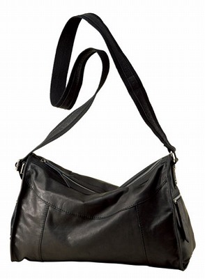 レザーショルダーバッグの写真