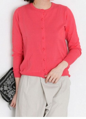 クルミ釦カーディガンの写真